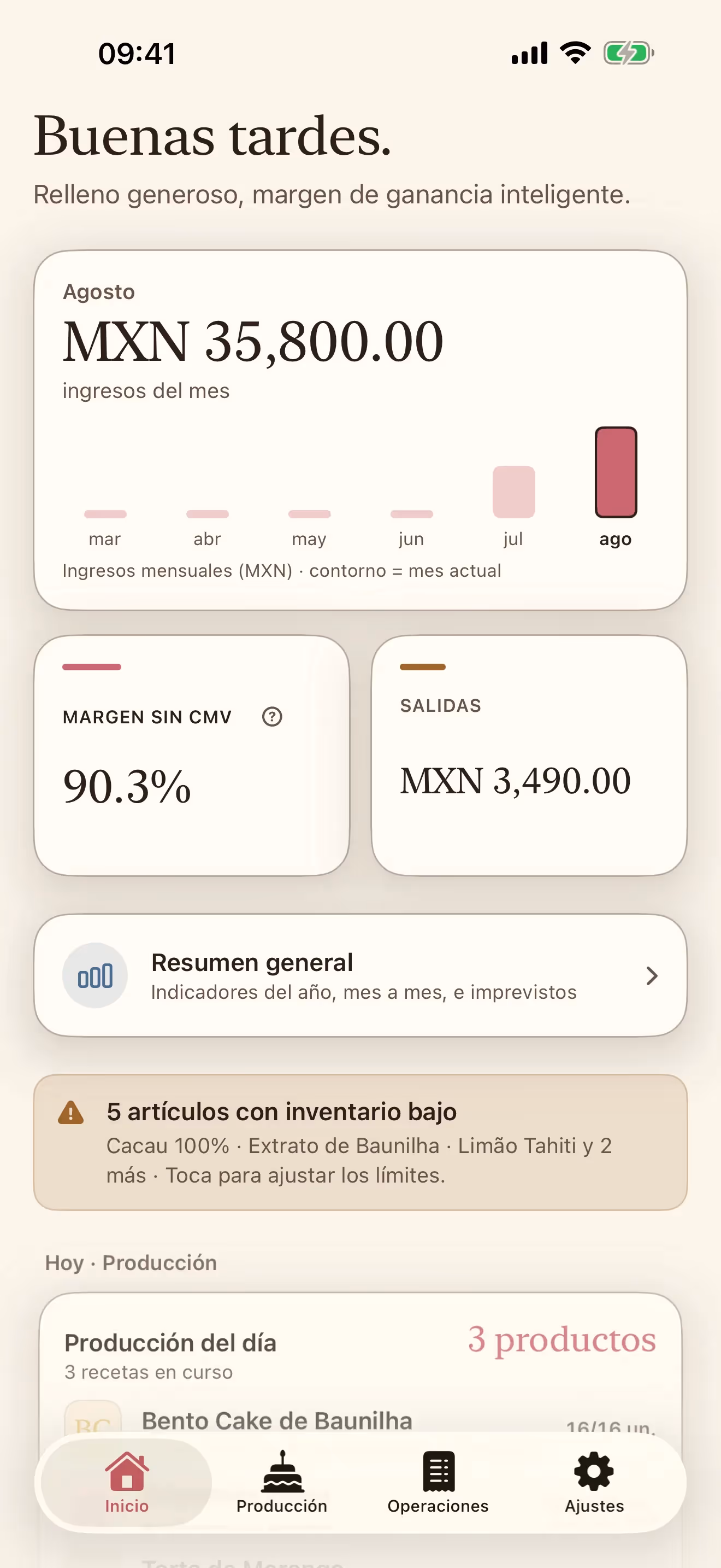Pantalla de inicio de Receitório en iPhone, con los ingresos del mes, el margen de ganancia, las salidas y la producción del día