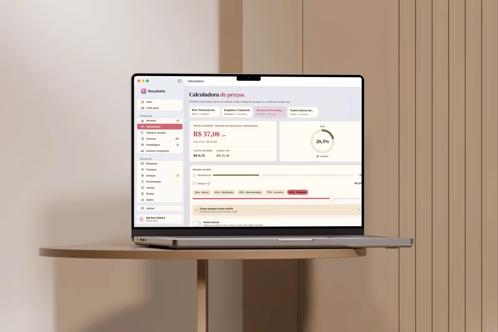 MacBook sobre uma mesa redonda de madeira com a Calculadora de preços do Receitório aberta, mostrando preço sugerido, custo unitário, lucro e CMV